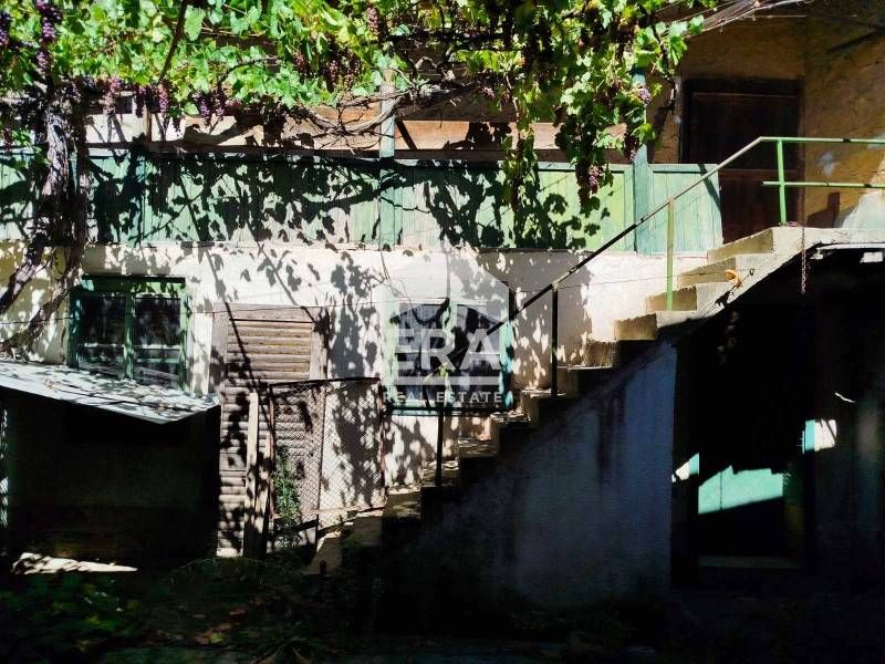 ЕКСКЛУЗИВНО! ЕРА ОСЪМ Ловеч предлага двуетажна къща в с. Лесидрен, Лов