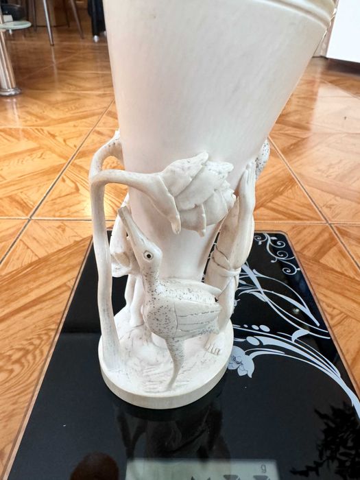 Красива старинна ваза от кост с ръчно гравирани мотиви