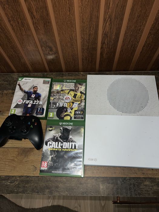 Xbox one s с 2 контролера и 3 игри работи перфектно изпращам с еконт