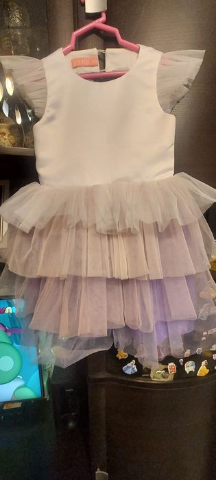 Продам нарядное платье на девочку