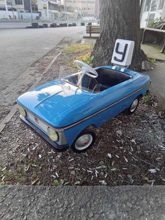 Продавам метална детска ретро кола с педали МОСКВИЧ количка