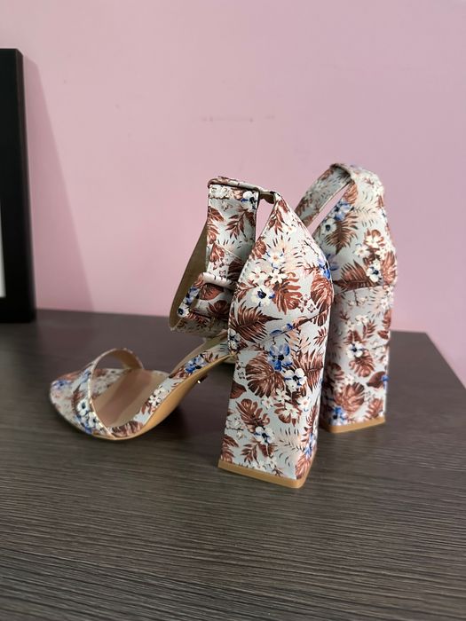 Нови обувки DeeZee