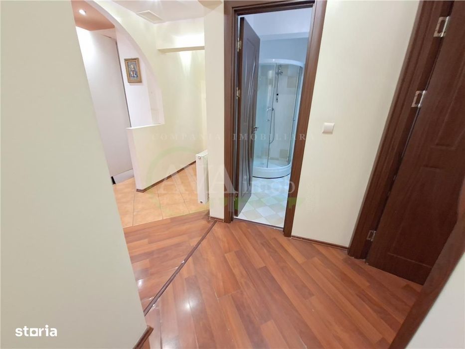 Apartamnet 3 decomandate, etaj 2, cu 2 bai, centrala, zona Ura