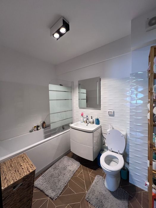 Proprietar inchiriez apartament cu 2 camere complet utilat cu loc de parcare