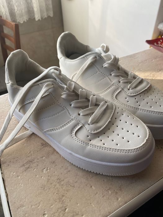 Маратонки кожени бели