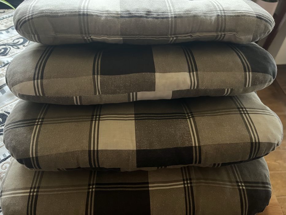 Masă + 4 scaune, aspect antichizat pin (IKEA)