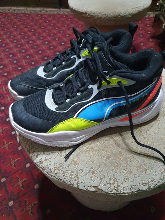 Пара оригинальных обуви продаётся