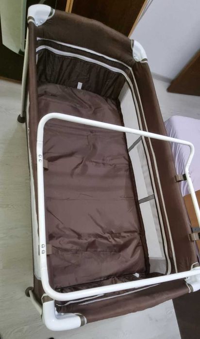 Pătuț pliabil premium Caretero Deluxe – foarte puțin folosit, stare excelentă