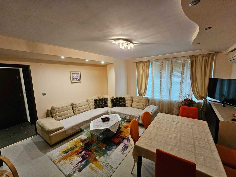 Тристаен апартамент -близо до Медицински Университет, Червен площад