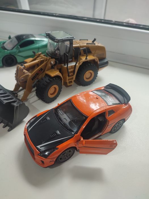 Продам машинки металлические