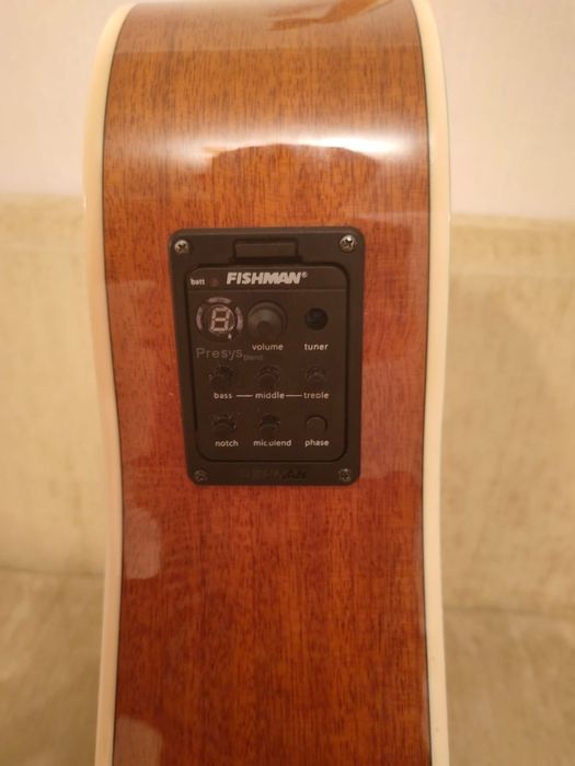 Продам гитару электроакустическую