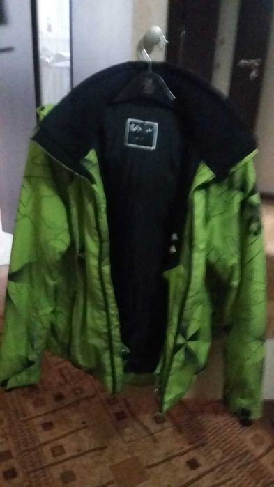 Продается б/у детская куртка