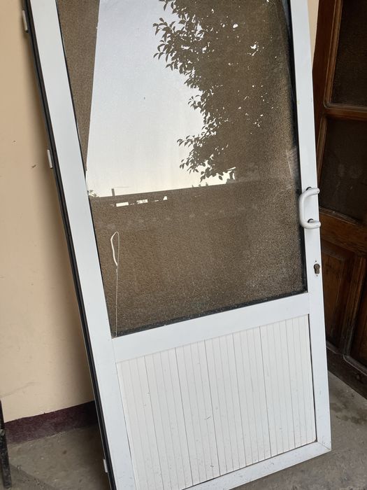 Акфа эшик ойнаси билан сотилади