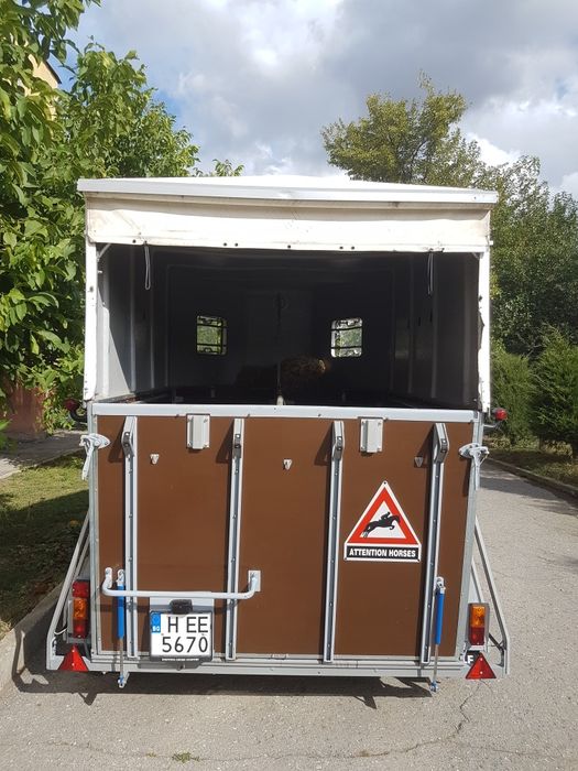 Ремарке тип каравана за транспорт на коне