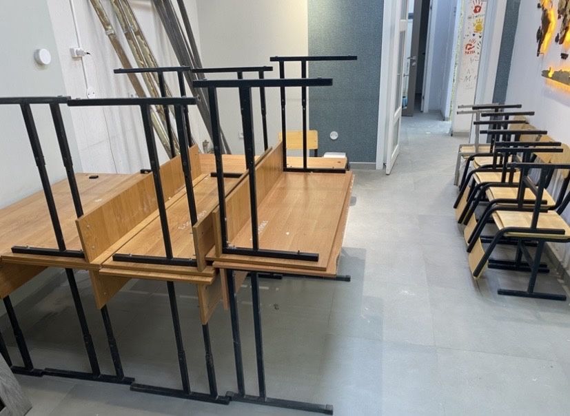 Есік,парта,орындық сатылады