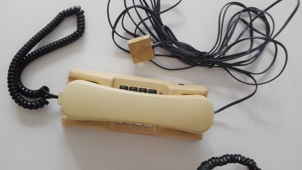 Стари ретро: настолен телефон Siemens, ел алуминиева тенджера и 2 фара