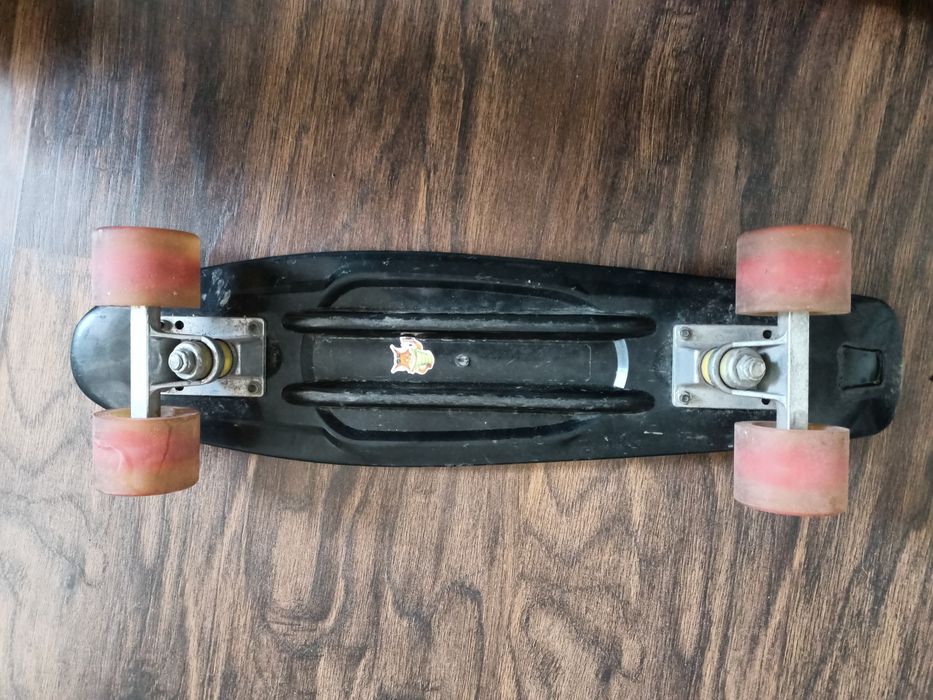 Пинеборд в отличном состояние накат хороший