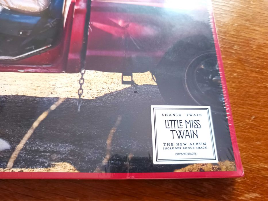 Грамофонна плоча с автобиографичния албум на Шаная Туейн “Little Miss Twain“, издаден през юли 2026 г.
