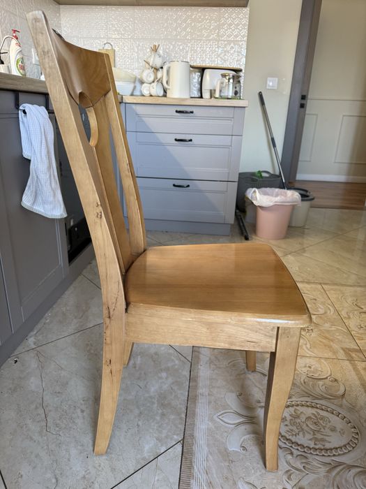 Продам стулья деревянные 5 штук и стол