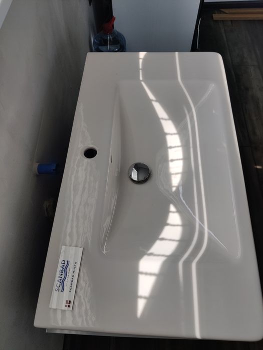 Мивка за баня със плавно затваряне на шкафчетата и лед светлина