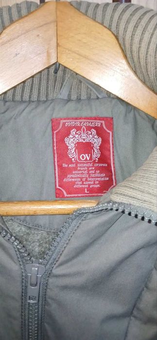 Продавам женско зимно яке запазено размер L жени. Цена 15 евро.