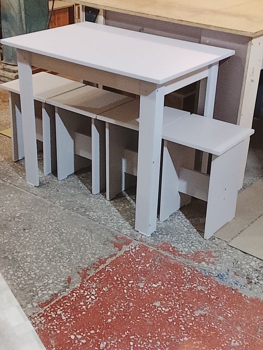Продам стол и табуретки