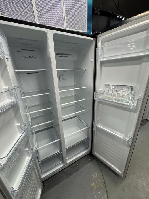 Frigider side-by-side Hisense RS677N4AFC