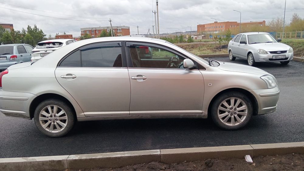 Продам машина тайота Авенсис