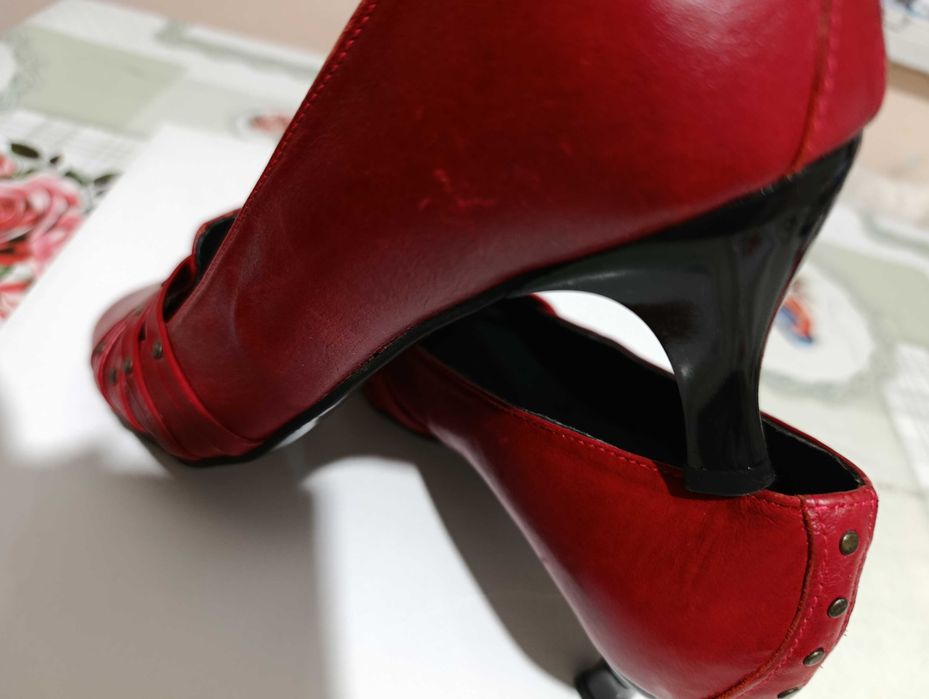 Нови червени обувки естествена кожа