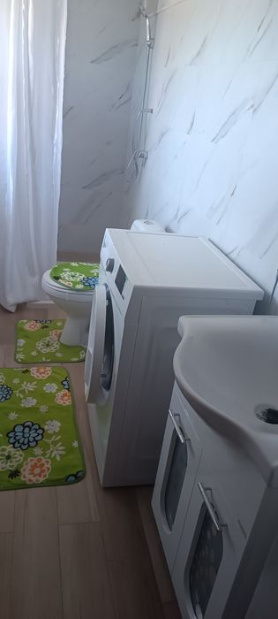 Închiriez apartament la casa cu intrare separat