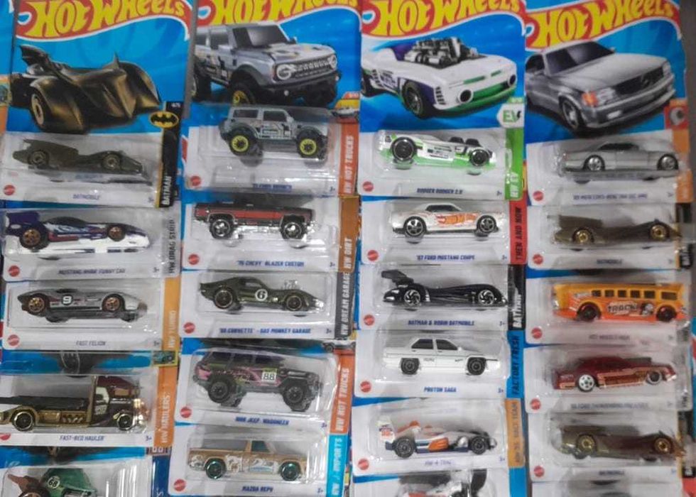 Машинка для мальчика Hot Wheels в ассортименте