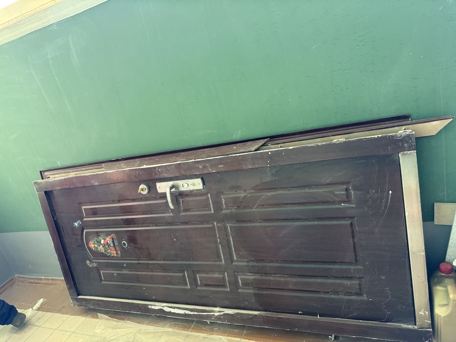 Продается дверь железная