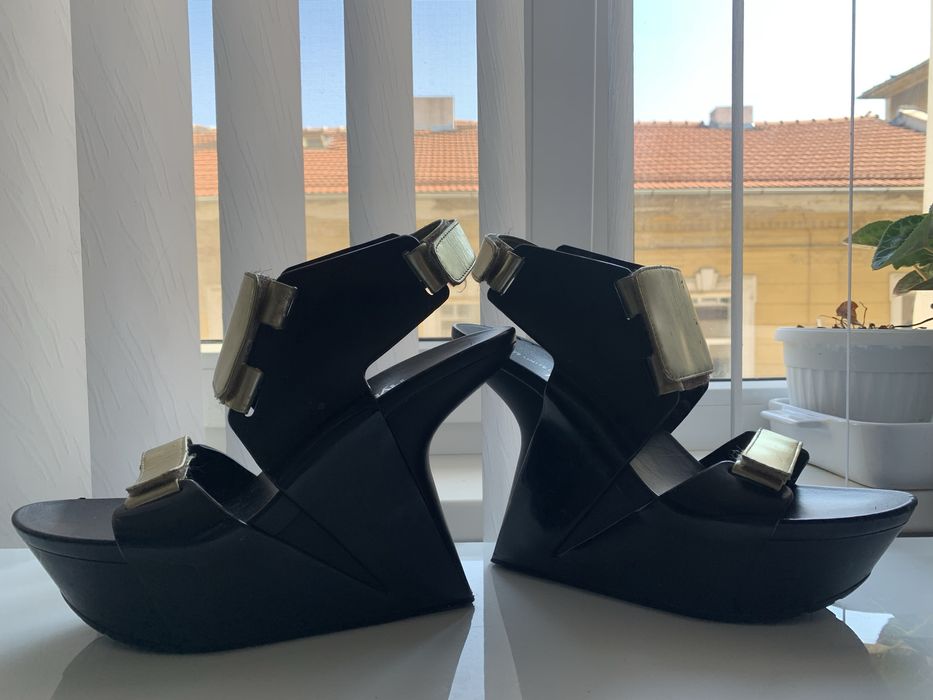 Екстревагантни обувки United nude