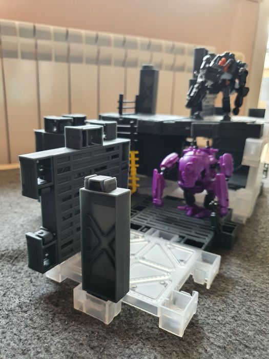 База с два робота