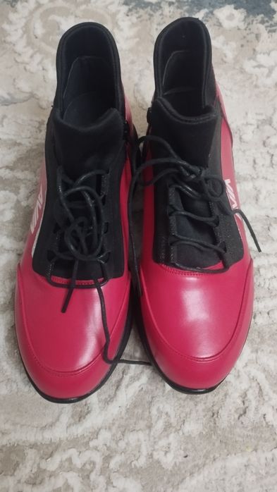 Продам женские кроссовки