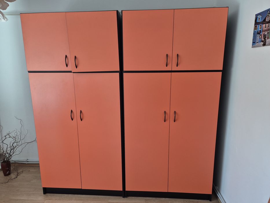 Vând set dormitor utilizat, format din dulap cu 2 corpuri și 2 noptiere.
Preț: 700 lei.
Nu asigur transport.