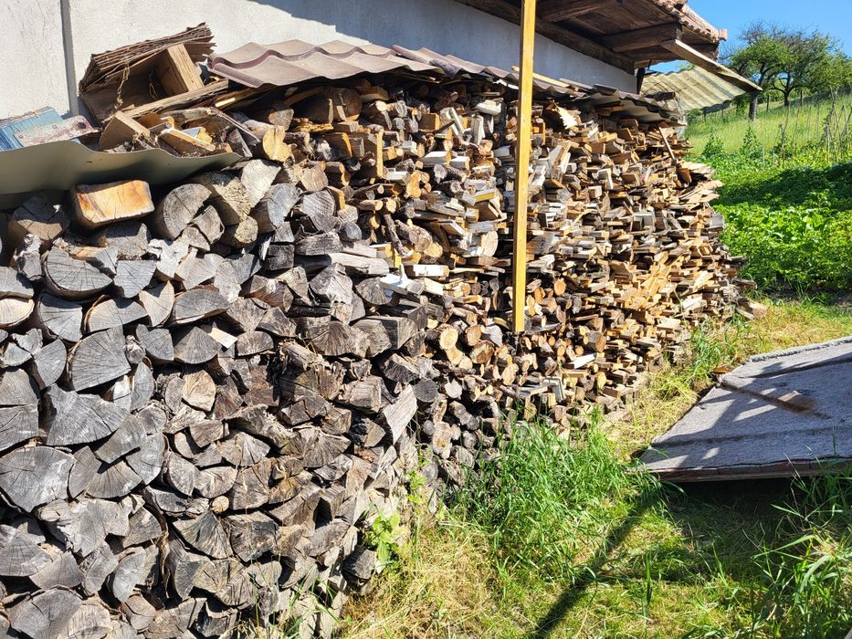 Vînd lemne de foc
