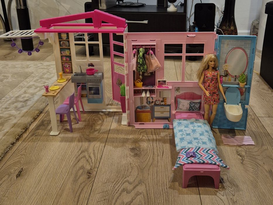 Set Casă Portabilă Barbie Mattel + Păpușă inclusă – Stare Excelentă