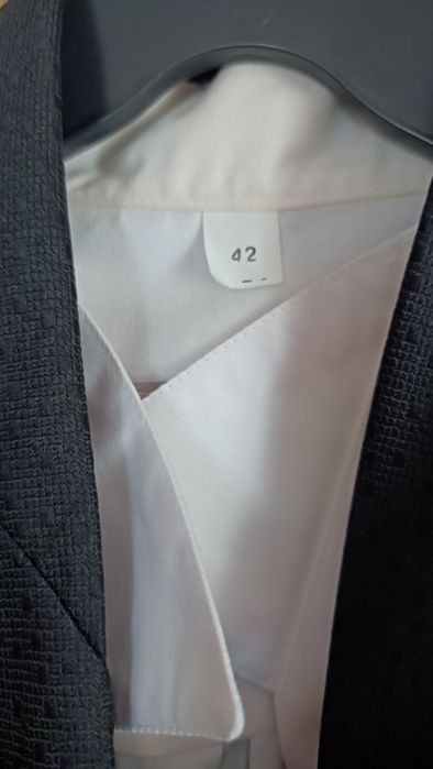 Sacou bărbătesc cu doua cămăși și două veste și cravate