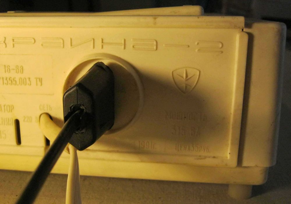 Stabilizator de tensiune AVR