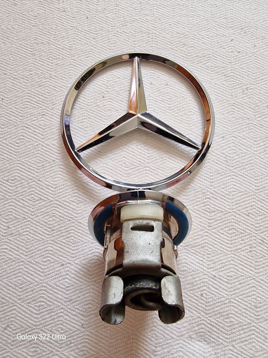 Emblemă Mercedes-Benz
