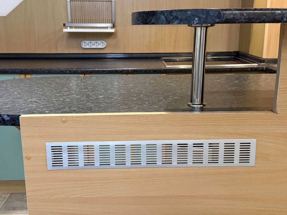 Ъглова кухна с барплод и ТВ щкаф