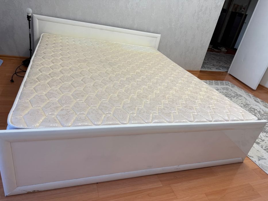 Кровать двуспальная  с матрасом
