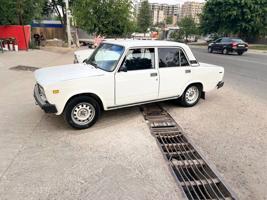 Vaz 2105 sotadi.