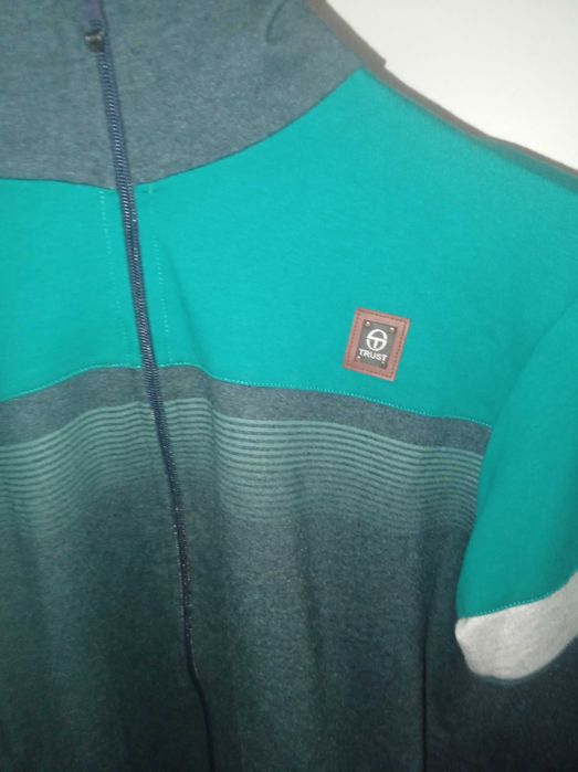 Спортно горнище.