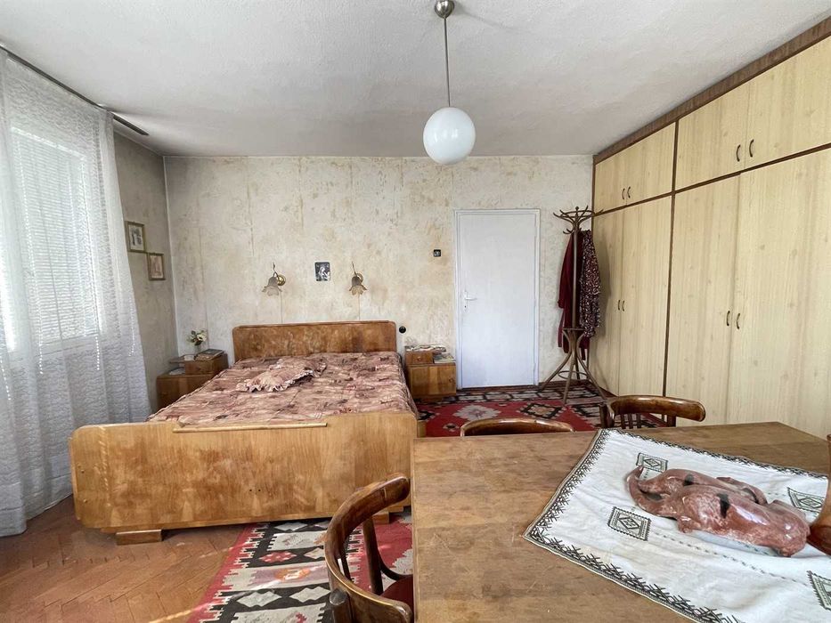 Продава се : тристаен тухлен апартамент