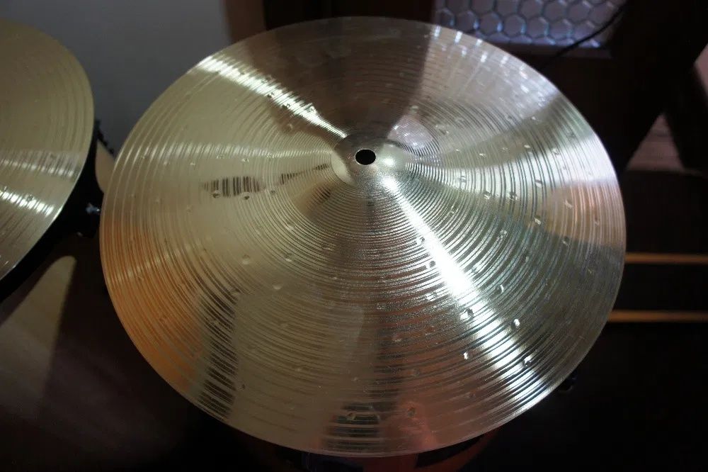 O pereche de cinele hi-hat (fuscinele)fara inscriptie de 14"