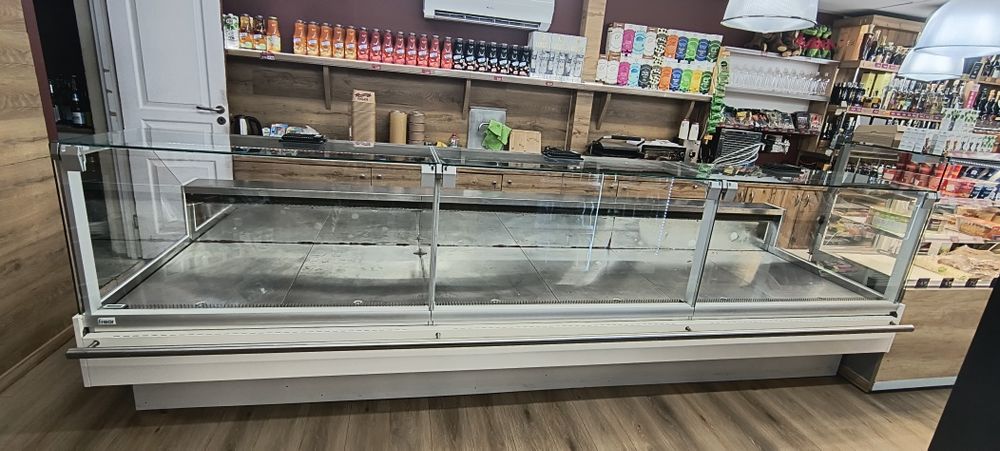 Хладилна витрина щандова