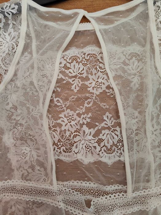 Бяло дантелено боди