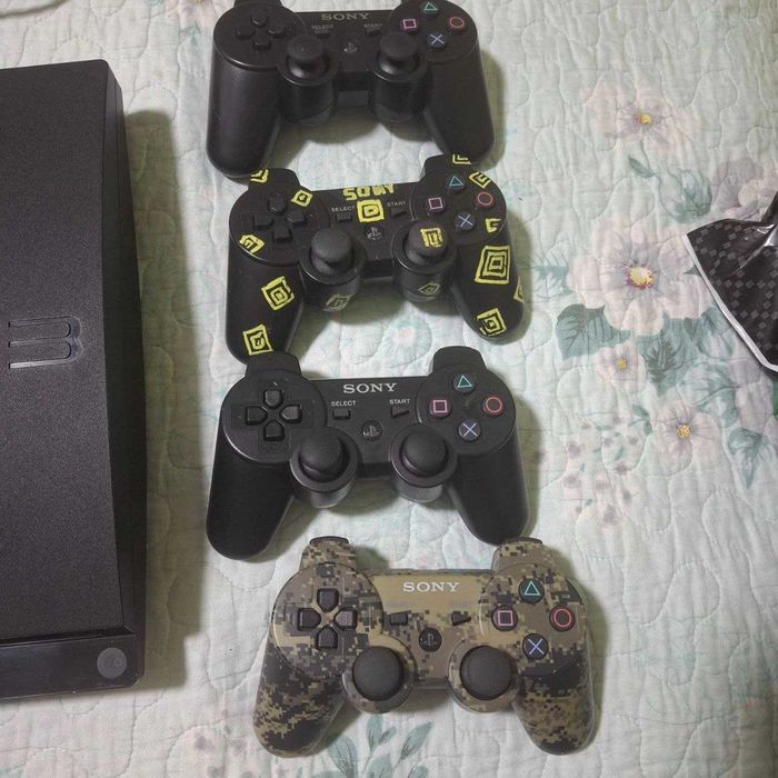 Playstation 3 с четырмя джойстиками